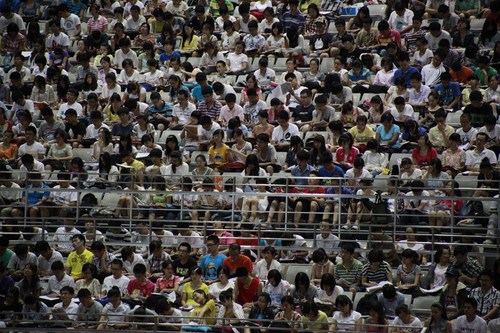 7月15日，山东济南，3500名大学生在体育馆上考研辅导课。