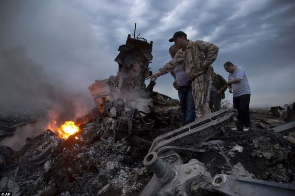 直击马航MH17客机坠毁现场4