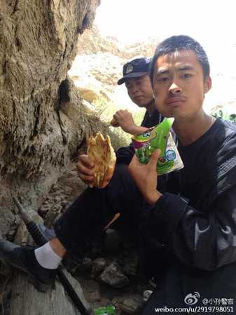 　　为执行搜捕任务七天七夜未下山的新疆民警，一位民警正在吃馕和海带丝泡菜。