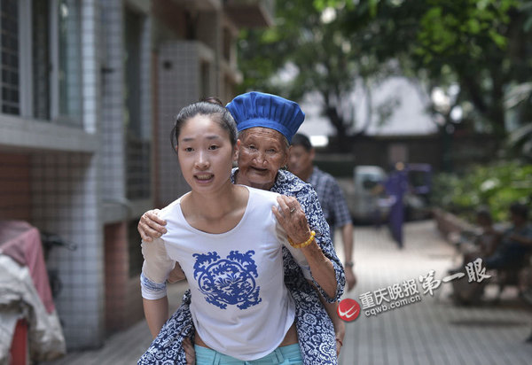 　外婆生病时，她和男友轮流背着外婆出门。