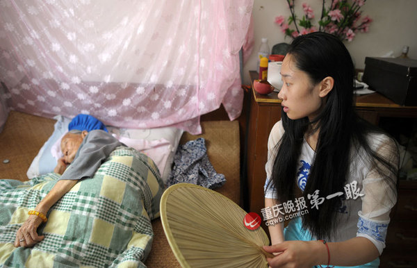 　每天下午这个时候，是她经营的串串香餐馆开门时间，而这时，外婆万宗秀仍在床上午睡。外婆受不了空调，又担心她受热，黄丽华坐在床边，轻轻地为外婆摇着蒲扇。