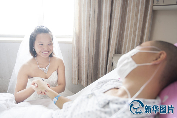 向华穿着婚纱轻轻地走到李真身边，略带调皮地问他：“你愿意嫁给我吗？”李真的回答虚弱而坚定：“我娶你。”