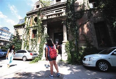 北京第一“鬼屋”成热门旅游景点 游客排队探险