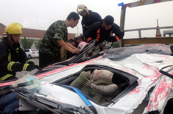 车祸 轿车被压扁