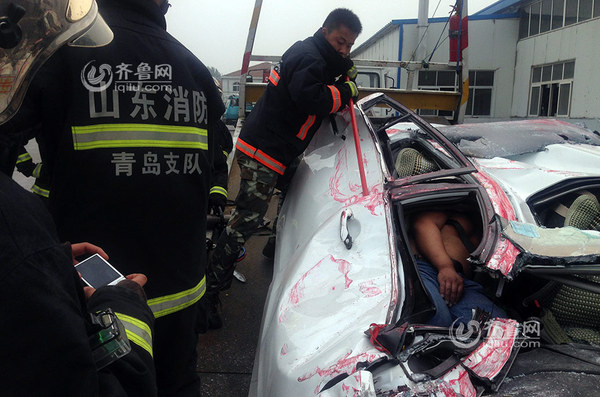 车祸 轿车被压扁3