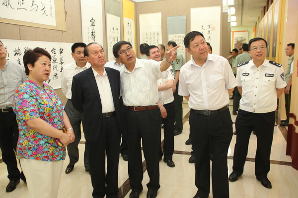援疆捐赠暨书画创作展等系列文化公益活动在乌市举行，全国人大常委会原副委员长司马义·铁力瓦尔地观看书画展览