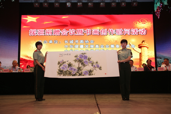 援疆捐赠暨书画创作展等系列文化公益活动在乌市举行。3图为书画作品捐赠现场