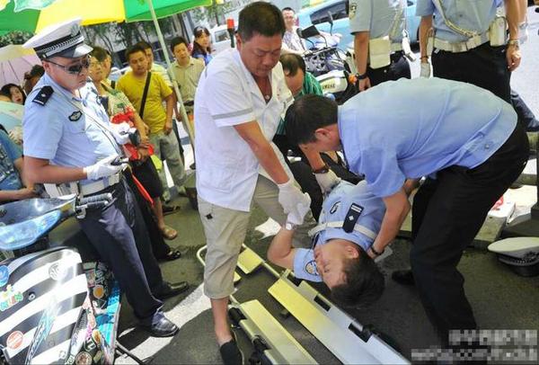 儿子无证驾驶被拦-搬“救兵”老爸打交警
