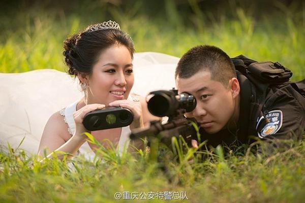 据重庆公安特警总队微博消息，29岁的侯特警即将步入婚姻殿堂。24小时待命，让他很难陪心上人走进影楼拍婚纱。但是，谁说硬汉不懂浪漫？结束一天训练，换身警服、穿上婚纱，训练场就是摄影棚！同事用镜头定格了他们独一无二的爱情，网友纷纷点赞送祝福！