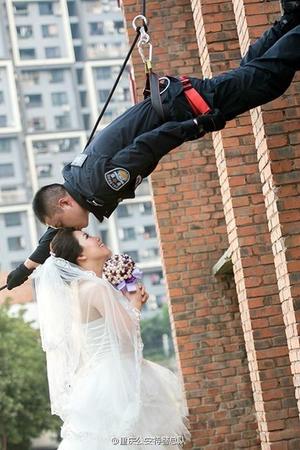 29岁的侯特警即将步入婚姻殿堂，同事用镜头定格了他们独一无二的爱情