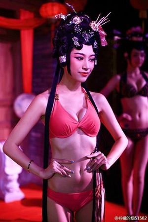 　　女模特身着比基尼，头部却是戏曲扮相(网友“柠檬的烟”供图)