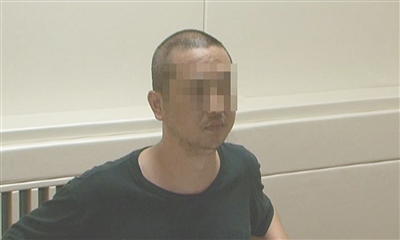 北京王府井一男子持刀劫持女子-民警机智解救人质5