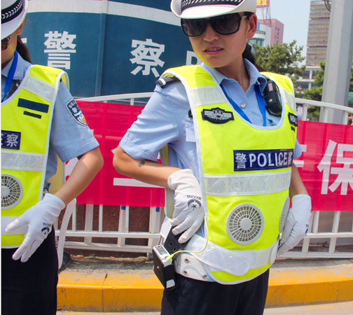 交警穿价值3000元带风扇反光背心3