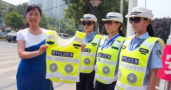 交警穿价值3000元带风扇反光背心2