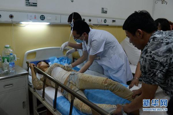 鲁甸地震已致367人遇难 现场救援图1