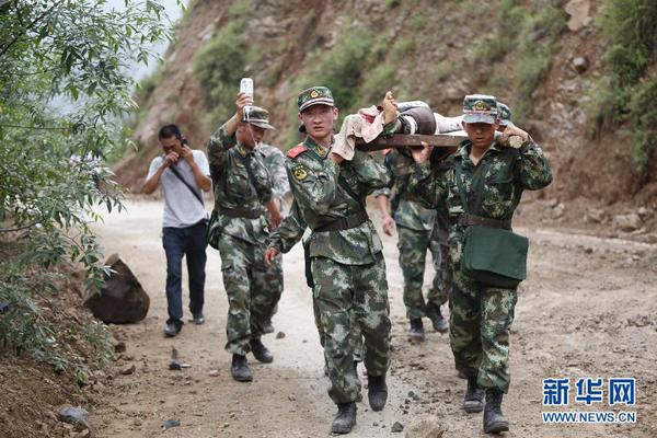 鲁甸地震已致367人遇难 现场救援图3