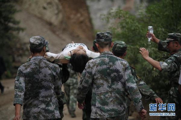 鲁甸地震已致367人遇难 现场救援图5