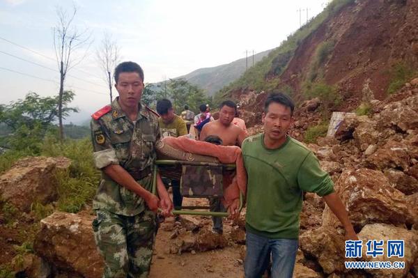 鲁甸地震已致367人遇难 现场救援图6