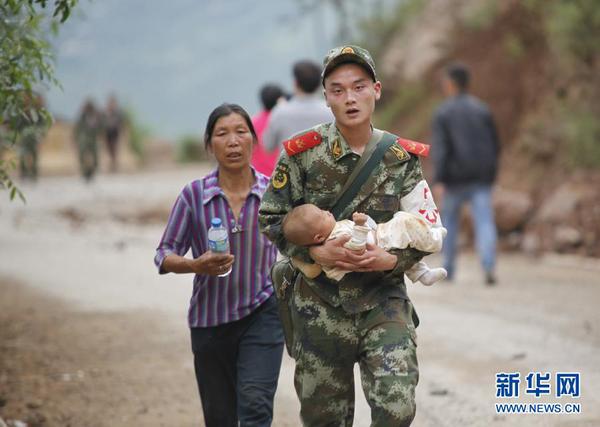 鲁甸地震已致367人遇难 现场救援图8