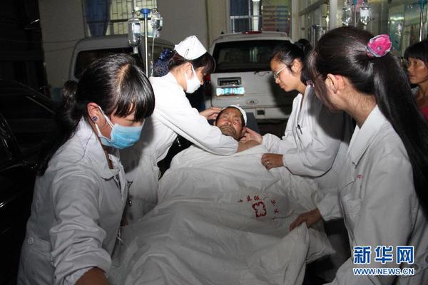 鲁甸地震已致367人遇难 现场救援图10