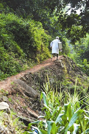 龙泉山“最美村医” 独腿行走崎岖山路三十载1