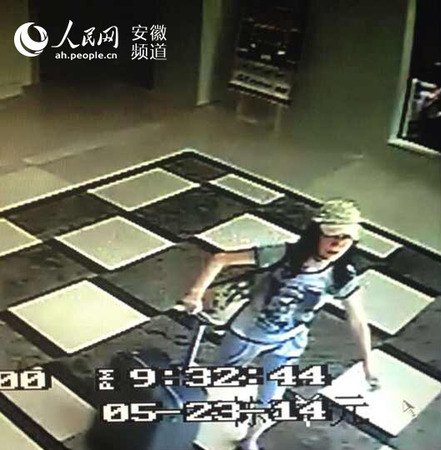 房云云实施盗窃的监控画面