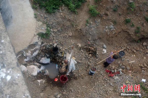 河南遭遇严重干旱 74万人吃水难4