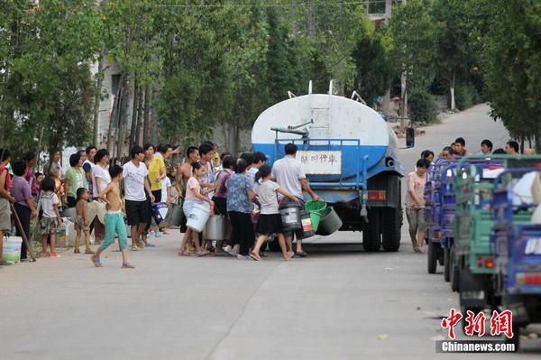 河南遭遇严重干旱 74万人吃水难6