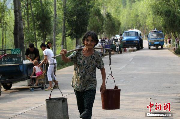 河南遭遇严重干旱 74万人吃水难7