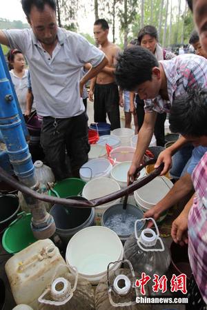 河南遭遇严重干旱 74万人吃水难8