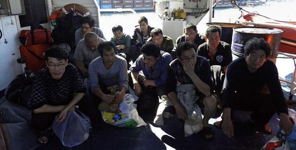 当地时间4月10日，被扣留的中国渔民抵达菲律宾巴拉望岛。