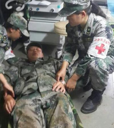 饿晕的炊事员。解放军在救灾中无处不体现出的无私精神。