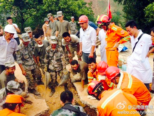 鲁甸地震八旬老人被埋50小时后被救出5