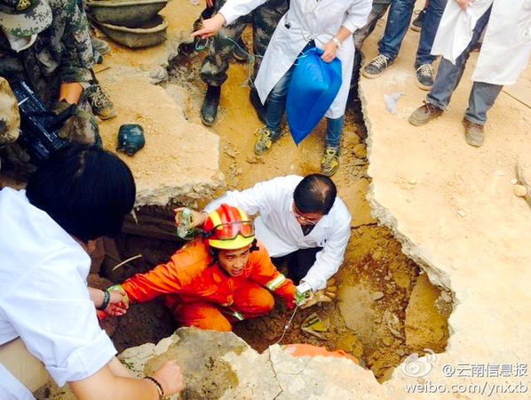 鲁甸地震八旬老人被埋50小时后被救出4