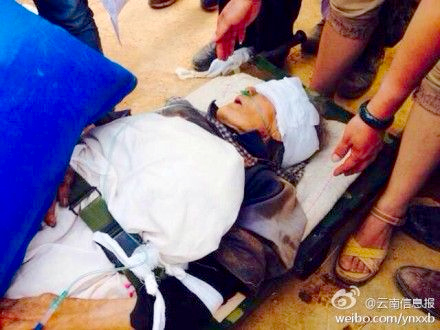 鲁甸地震八旬老人被埋50小时后被救出2