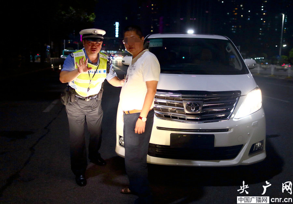 乱用远光灯司机被罚看大灯5分钟3