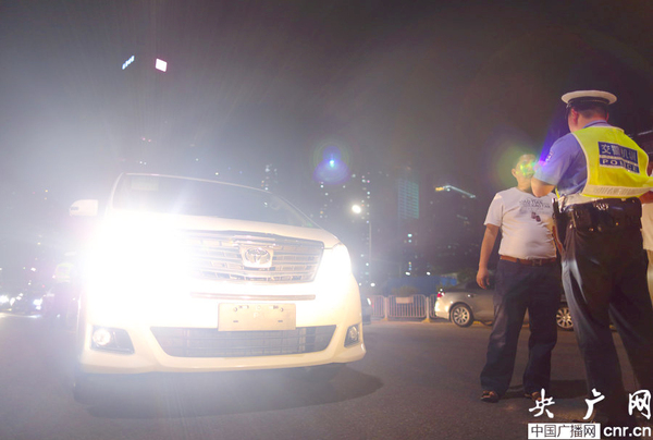 乱用远光灯司机被罚看大灯5分钟2