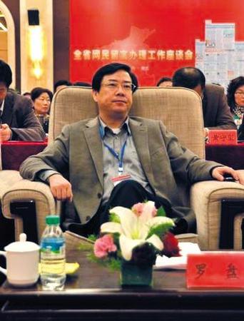 人民日报社河南分社原社长罗盘。