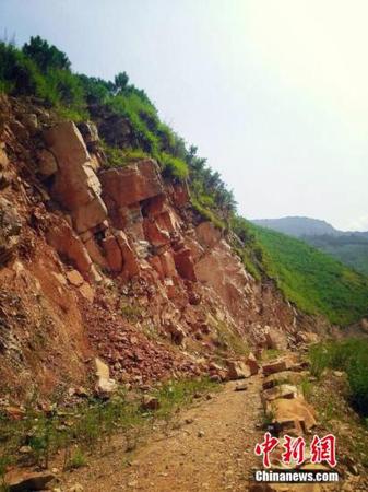 8月6日，地震造成的山体大面积滑坡。中新社发 杨光振 摄