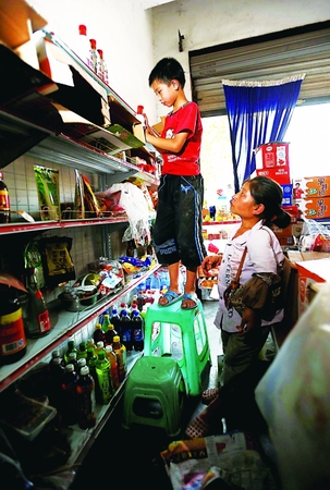 　小坤在副食店站在凳子上整理货品