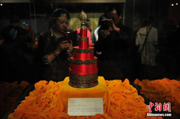 图为20世纪50年代十世班禅敬献给毛泽东的银曼陀罗。