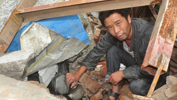 夫妻半夜被强行带走扔墓地 家被强拆成废墟4