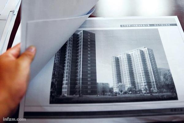 一名军官拿着北京某部队大院整治改造方案，期盼住上干部公寓楼终于有了眉目。 （向北 图）