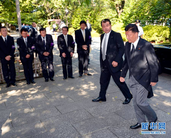 日本内阁大臣参拜靖国神社2