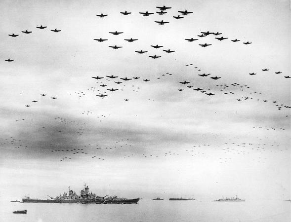 1945年9月2日，标志二战结束的投降仪式正在美国海军密苏里号战列舰上进行，上百架F4U海盗式战斗机和F6F地狱猫战斗机编队飞过战列舰上空。