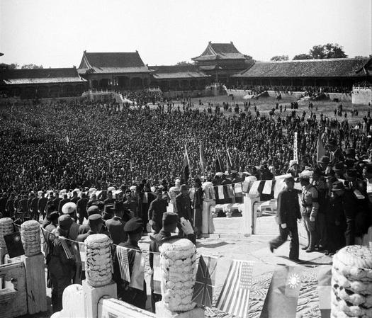 1945年10月10日，北平。中国战区华北日本投降仪式在故宫太和殿举行。日军华北方面司令官根本博中将、中国受降主官孙连仲上将，分别签字。当日军献刀时，群众山呼“中国万岁！”签字仪式结束后，使用之桌椅文具均移送历史博物馆收藏。
