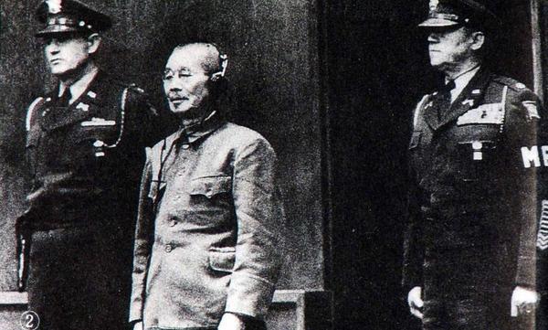 东条英机等7人的绞刑在1948年12月22日执行，他们的尸体在火焚成灰以后，用军舰撒到海里，任其随风飘去，使其无踪迹可寻。图为接受审判时的东条英机。