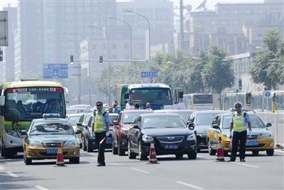 北京直升机降路口将心梗患者送往医院(组图)
