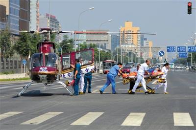 北京直升机降路口将心梗患者送往医院(组图)