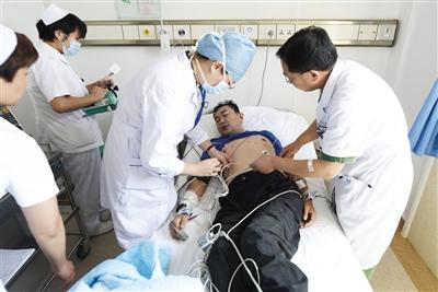 北京直升机降路口将心梗患者送往医院(组图)